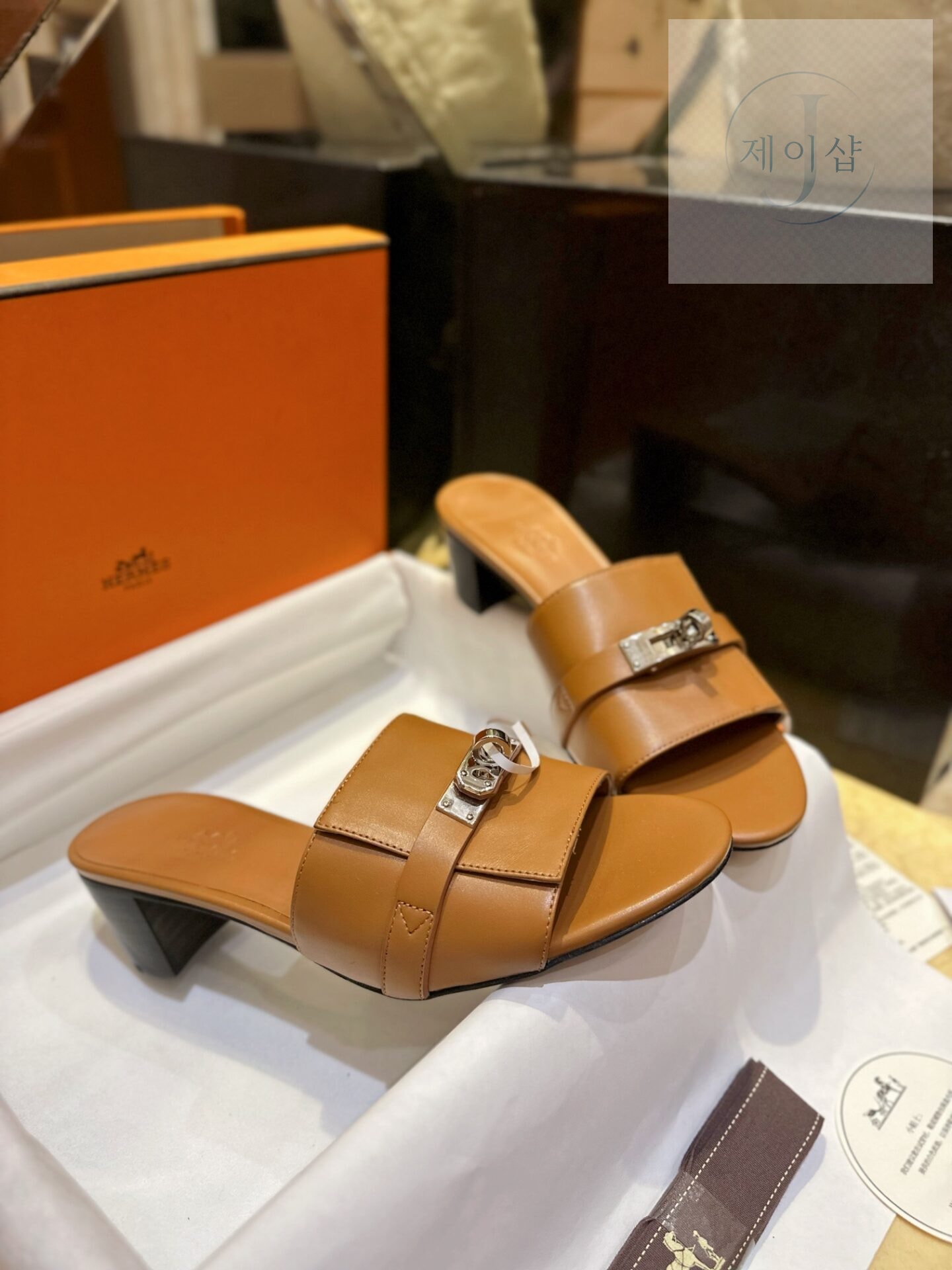 에르메스 우먼 브라운 GIGI 켈리 뮬 샌들 “35SIZE – 41SIZE” - 상세 이미지