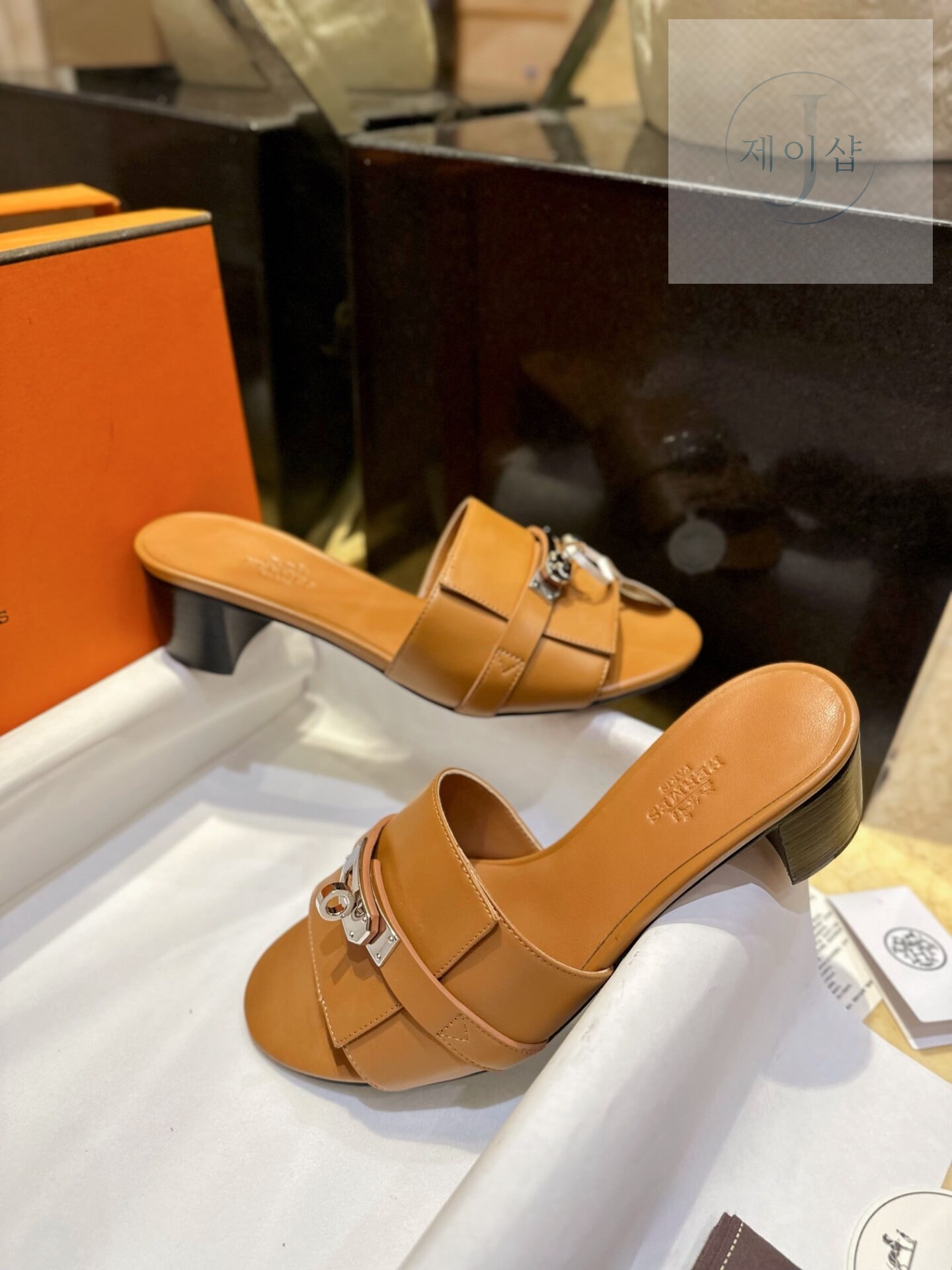 에르메스 우먼 브라운 GIGI 켈리 뮬 샌들 “35SIZE – 41SIZE” - 상세 이미지