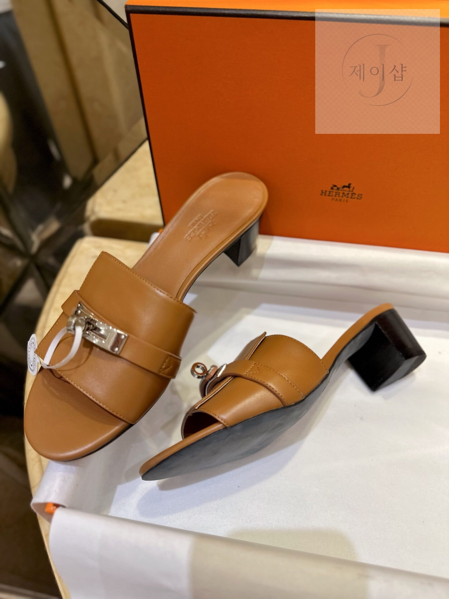 에르메스 우먼 브라운 GIGI 켈리 뮬 샌들 “35SIZE – 41SIZE” - 상세 이미지