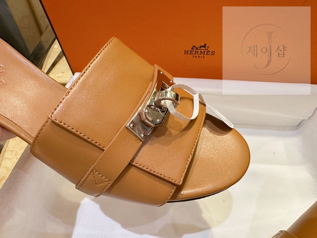 에르메스 우먼 브라운 GIGI 켈리 뮬 샌들 “35SIZE – 41SIZE” - 상세 이미지
