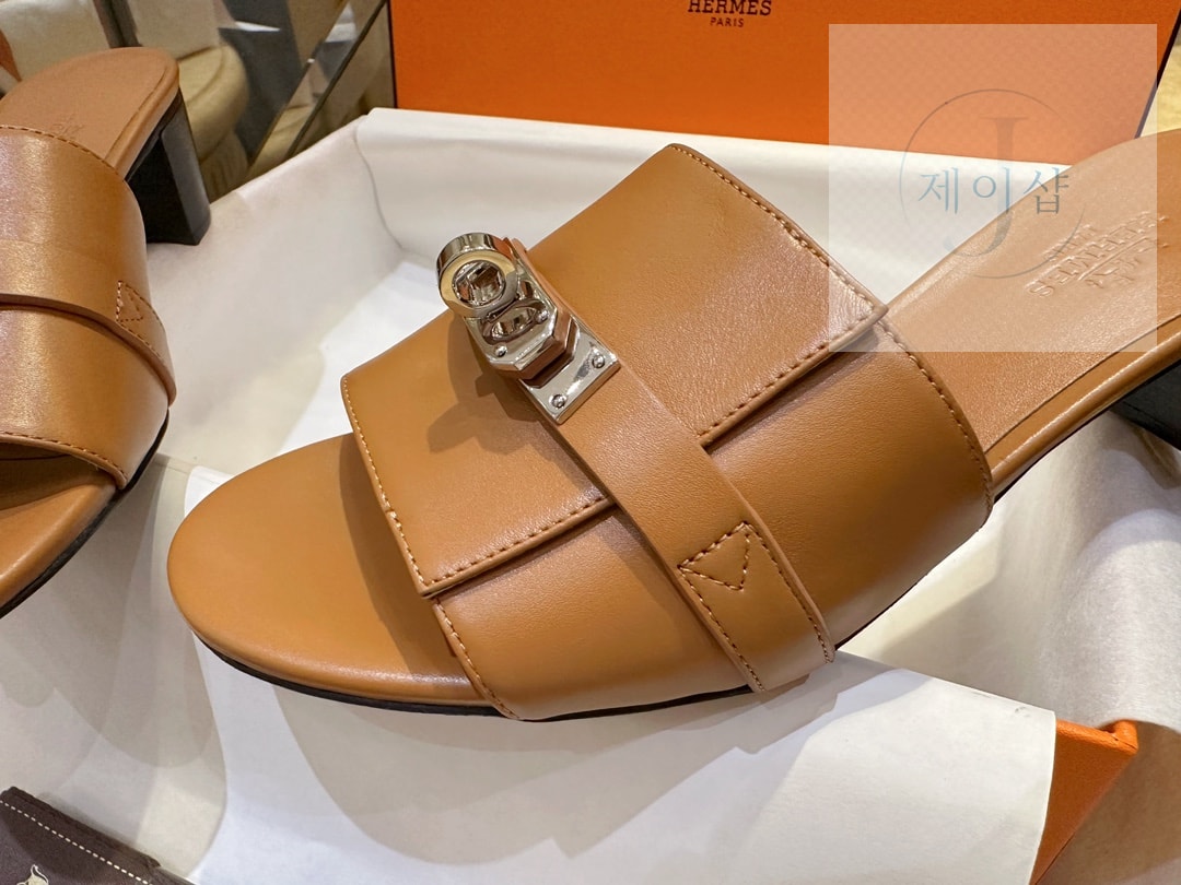 에르메스 우먼 브라운 GIGI 켈리 뮬 샌들 “35SIZE – 41SIZE” - 상세 이미지
