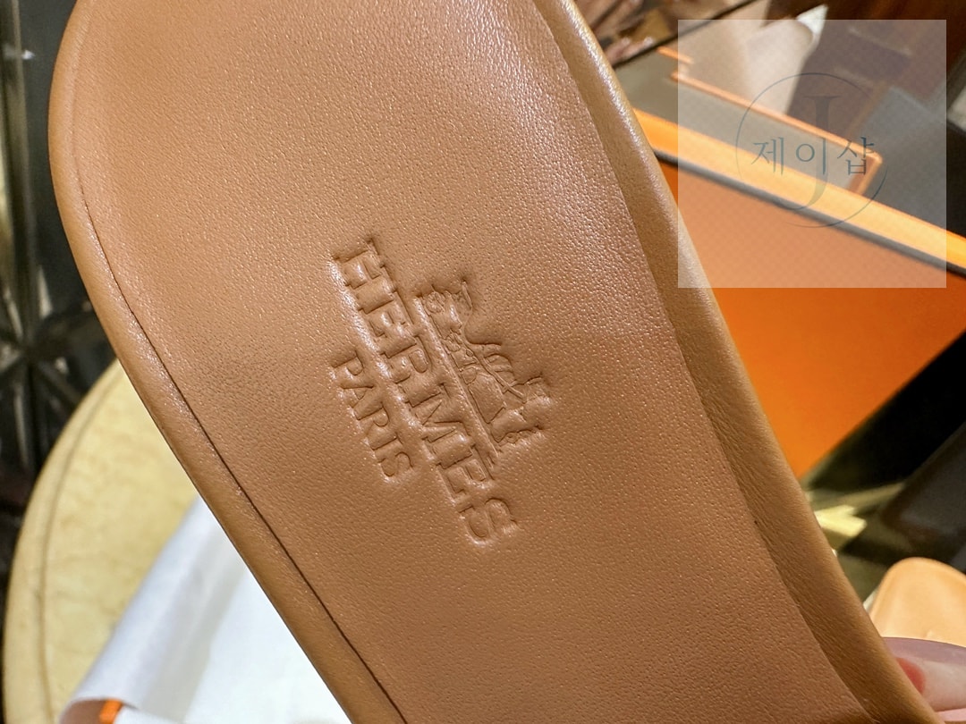 에르메스 우먼 브라운 GIGI 켈리 뮬 샌들 “35SIZE – 41SIZE” - 상세 이미지