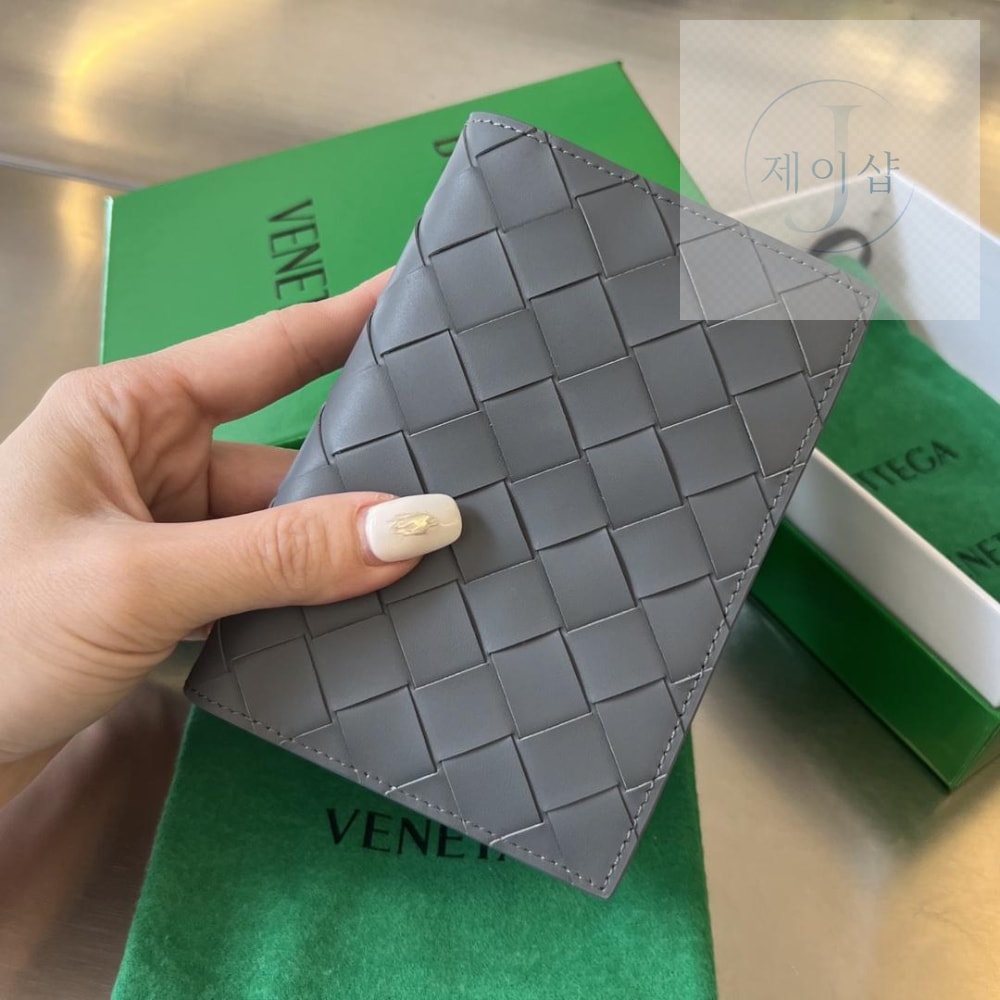 Bottega Veneta Intrecciato PassPort Case