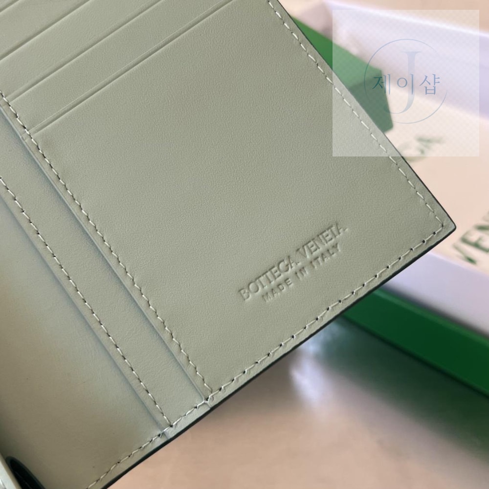 Bottega Veneta Intrecciato Vertical Wallet - 상세 이미지
