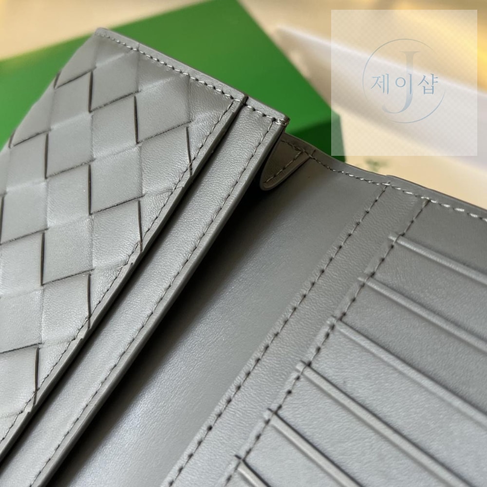 Bottega Veneta Intrecciato Vertical Wallet - 상세 이미지