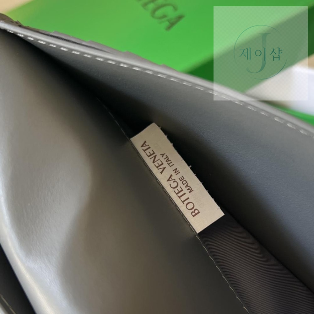 Bottega Veneta Intrecciato Vertical Wallet - 상세 이미지