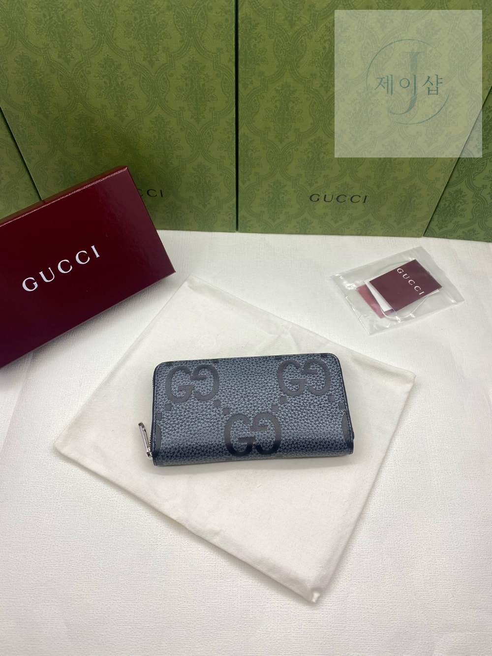 Gucci 739484