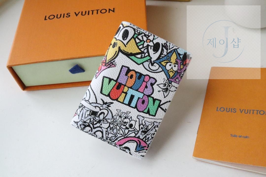 Louis Vuitton M82011