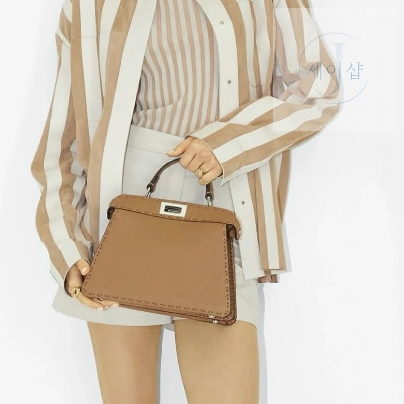 펜디 스몰 피카부 아이씨 유 8번 이미지