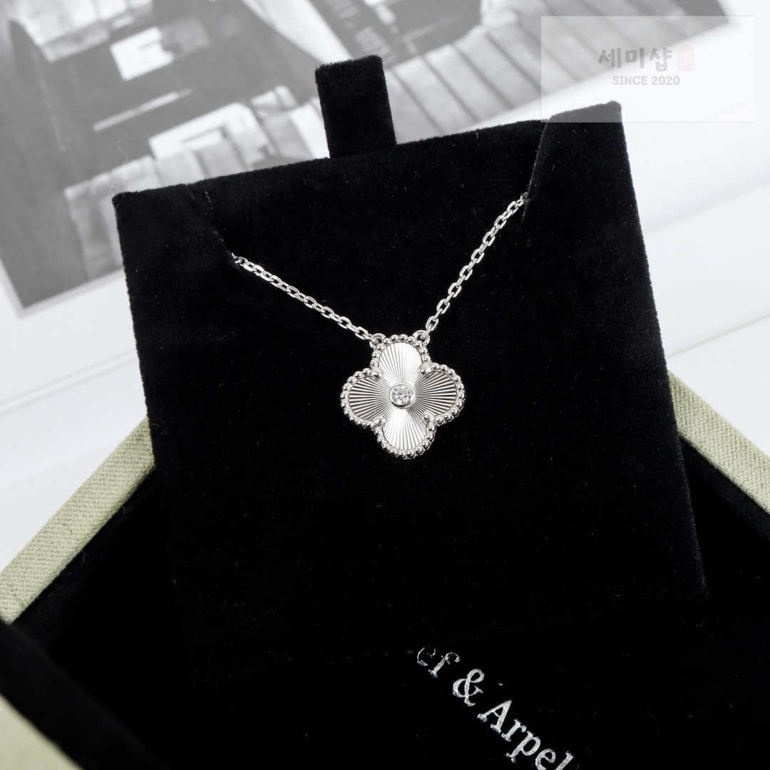 Van Cleef Arpels 반클리프 아펠 빈티지 알함브라 펜던트 기요셰 " 2 Color " 실버 악세사리 9번 이미지