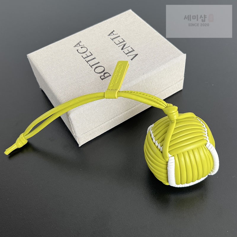 Bottega Veneta 보테가베네타 테니스 볼 백참 876854 라임 화이트 악세사리 1번 이미지