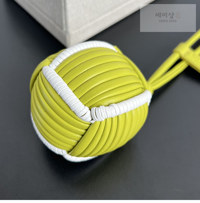 Bottega Veneta 보테가베네타 테니스 볼 백참 876854 라임 화이트 악세사리 5번 이미지
