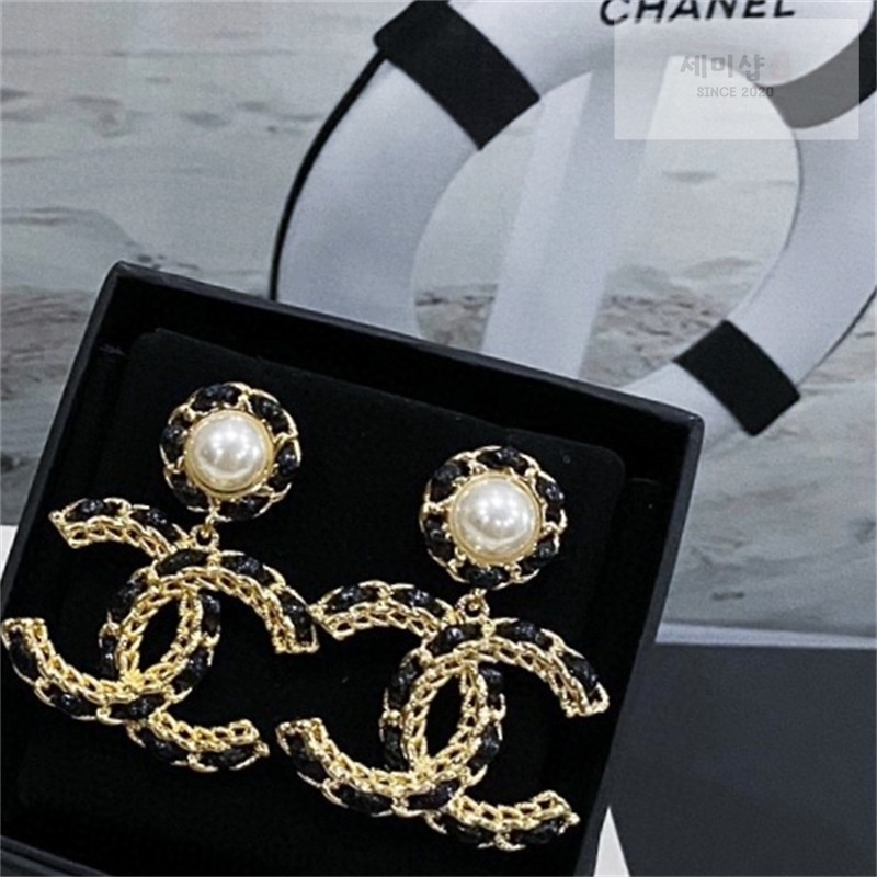 C H A N E L 샤넬 레더 체인 인터로킹 CC 펄 드롭 이어링 악세사리 1번 이미지