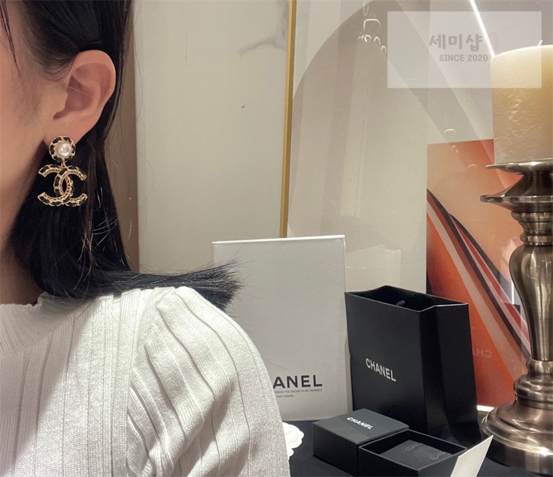 C H A N E L 샤넬 레더 체인 인터로킹 CC 펄 드롭 이어링 악세사리 11번 이미지