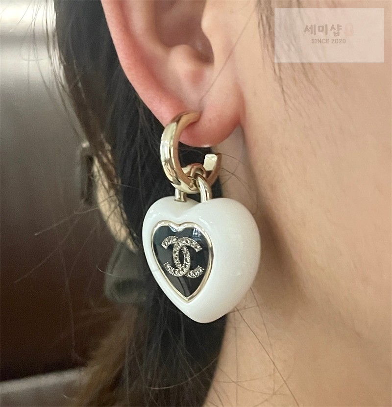 C H A N E L 샤넬 CC 로고 레진 하트 후프 이어링 화이트블랙 악세사리 3번 이미지