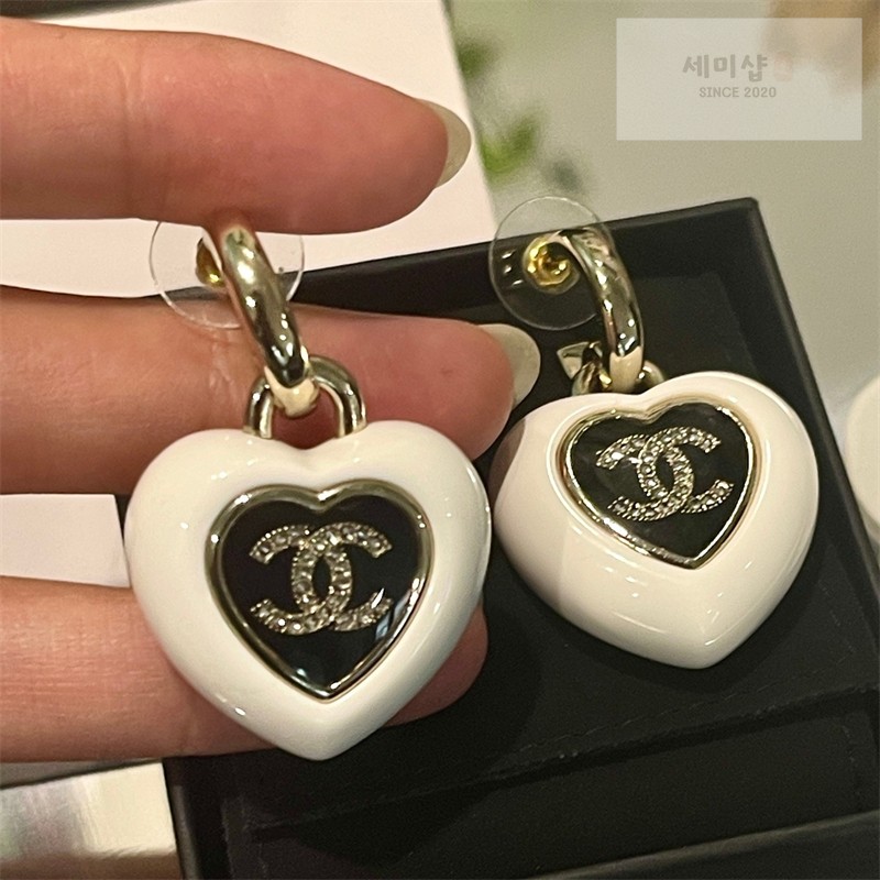 C H A N E L 샤넬 CC 로고 레진 하트 후프 이어링 화이트블랙 악세사리 5번 이미지
