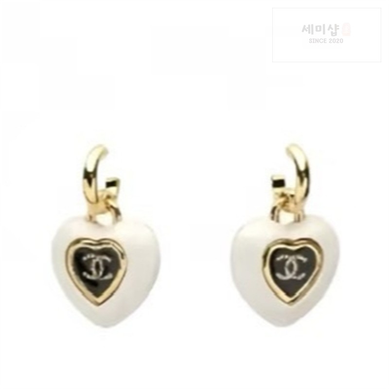 C H A N E L 샤넬 CC 로고 레진 하트 후프 이어링 화이트블랙 악세사리 6번 이미지