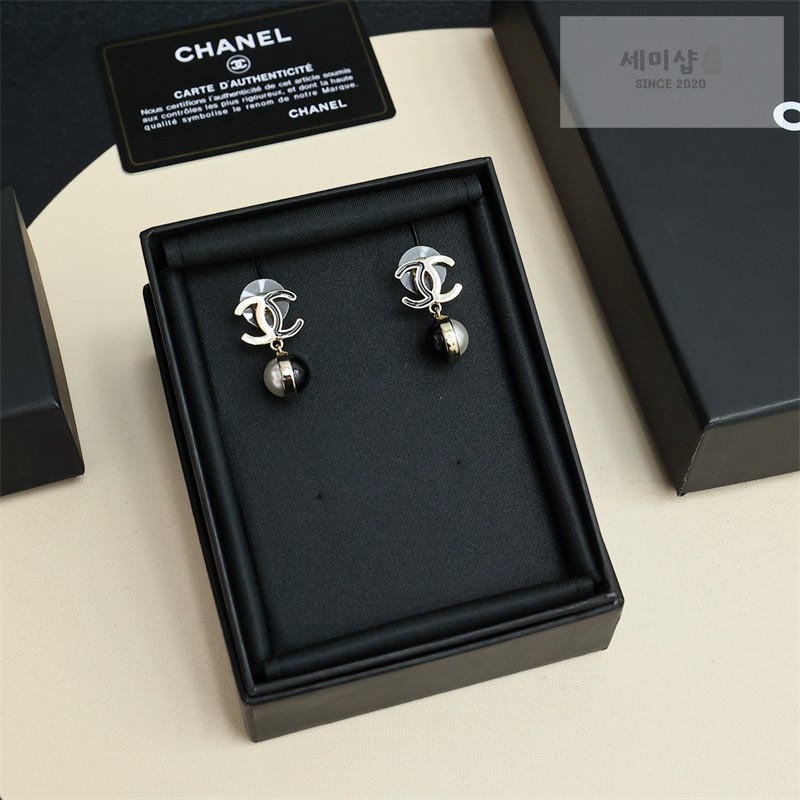 C H A N E L 샤넬 CC 로고 바이컬러 펄 드롭 이어링 악세사리 3번 이미지