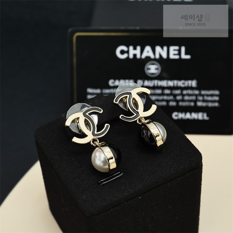 C H A N E L 샤넬 CC 로고 바이컬러 펄 드롭 이어링 악세사리 6번 이미지