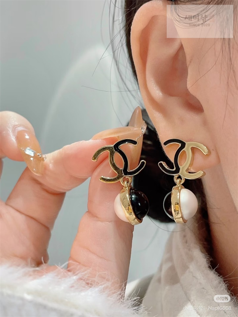 C H A N E L 샤넬 CC 로고 바이컬러 펄 드롭 이어링 악세사리 7번 이미지