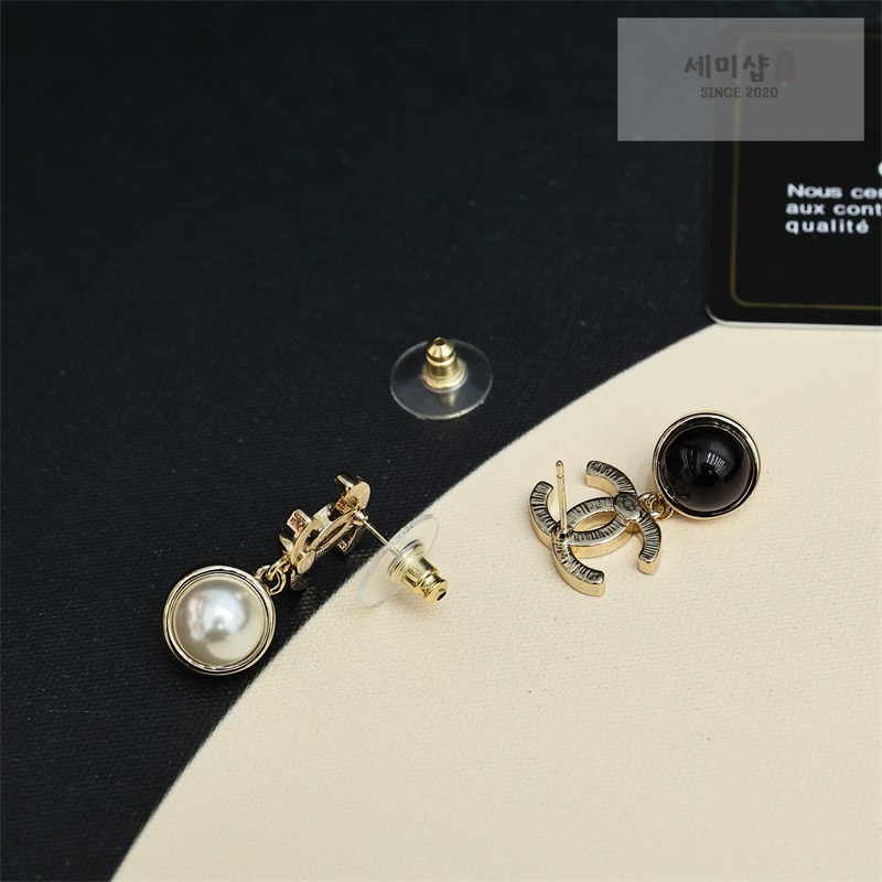 C H A N E L 샤넬 CC 로고 바이컬러 펄 드롭 이어링 악세사리 8번 이미지