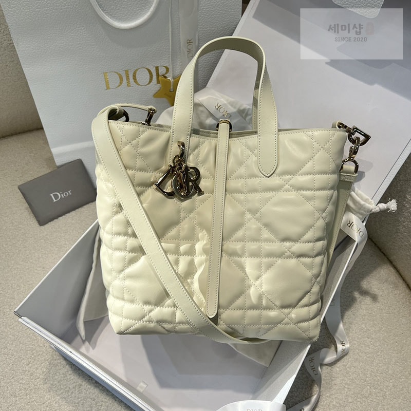 D I O R 디올 뚜주흐 미디엄 버티컬 토트백 라떼 매크로까나쥬 Bag 7번 이미지