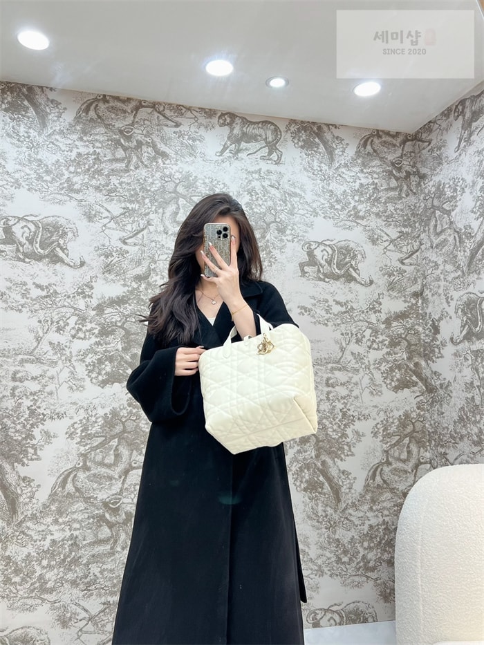 D I O R 디올 뚜주흐 미디엄 버티컬 토트백 라떼 매크로까나쥬 Bag 2번 이미지