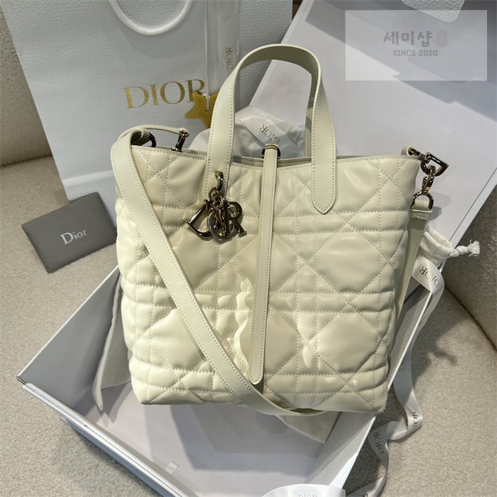 D I O R 디올 뚜주흐 미디엄 버티컬 토트백 라떼 매크로까나쥬 Bag 11번 이미지