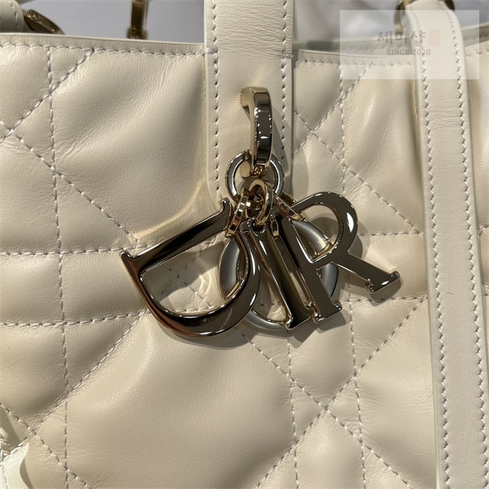 D I O R 디올 뚜주흐 미디엄 버티컬 토트백 라떼 매크로까나쥬 Bag 4번 이미지