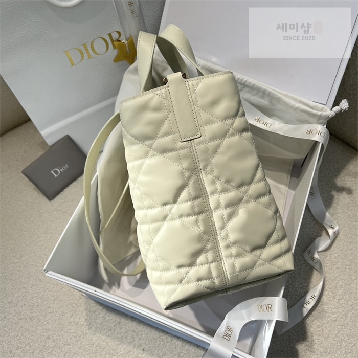 D I O R 디올 뚜주흐 미디엄 버티컬 토트백 라떼 매크로까나쥬 Bag 10번 이미지
