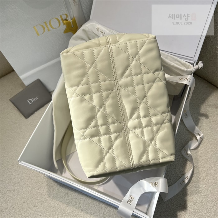 D I O R 디올 뚜주흐 미디엄 버티컬 토트백 라떼 매크로까나쥬 Bag 9번 이미지