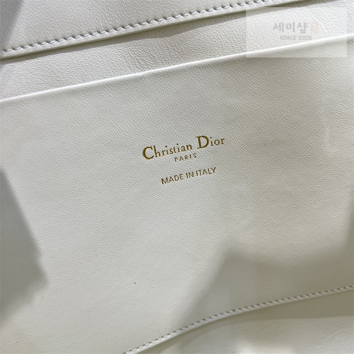 D I O R 디올 뚜주흐 미디엄 버티컬 토트백 라떼 매크로까나쥬 Bag 3번 이미지