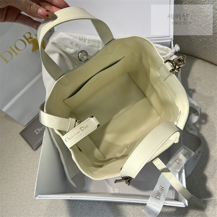 D I O R 디올 뚜주흐 미디엄 버티컬 토트백 라떼 매크로까나쥬 Bag 12번 이미지
