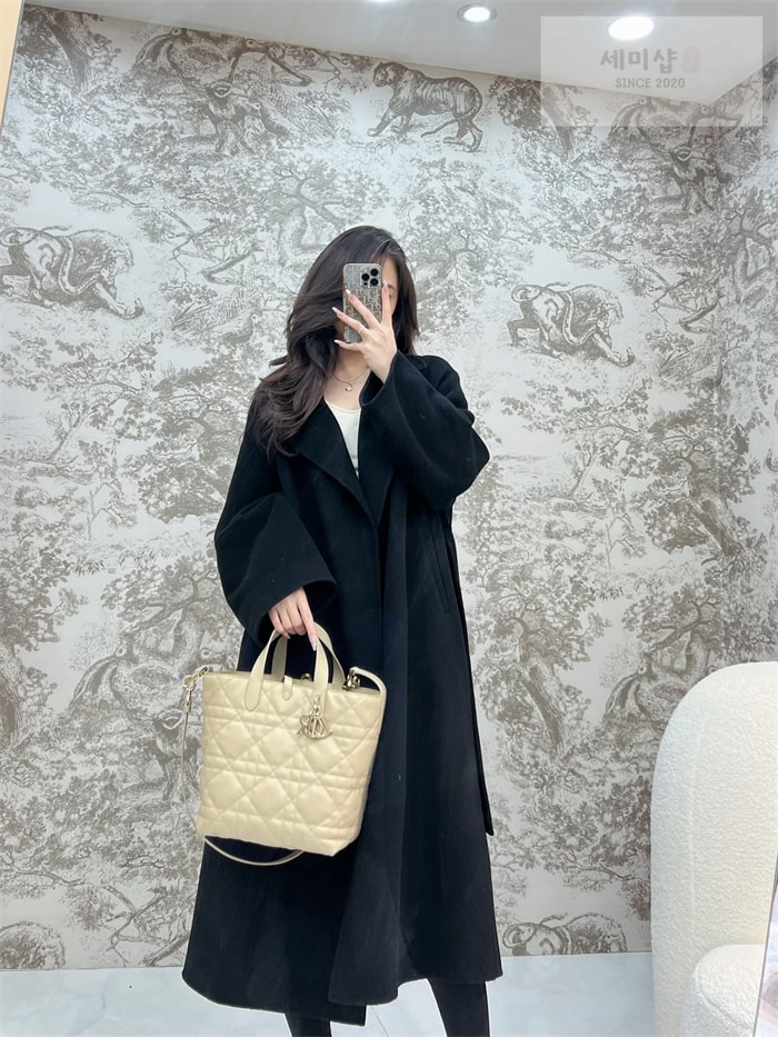 D I O R 디올 뚜주흐 미디엄 버티컬 토트백 파우더 베이지 매크로까나쥬 Bag 6번 이미지