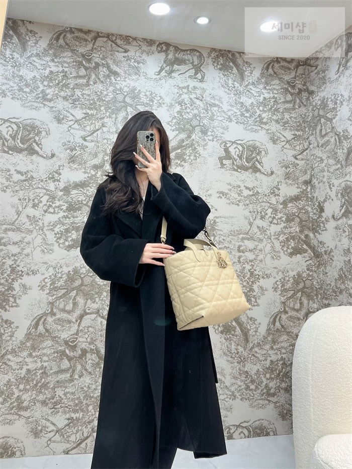 D I O R 디올 뚜주흐 미디엄 버티컬 토트백 파우더 베이지 매크로까나쥬 Bag 10번 이미지