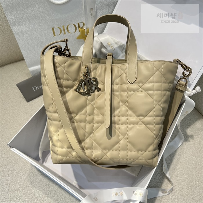 D I O R 디올 뚜주흐 미디엄 버티컬 토트백 파우더 베이지 매크로까나쥬 Bag 4번 이미지