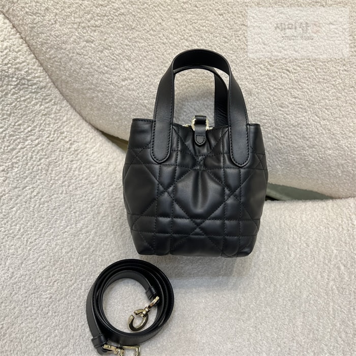 D I O R 디올 뚜주흐 스몰 버티컬 토트백 파우더 베이지 매크로까나쥬 Bag 4번 이미지