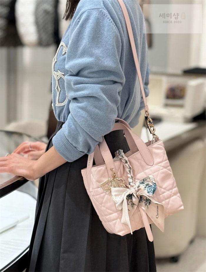 D I O R 디올 뚜주흐 스몰 버티컬 토트백 페일 핑크 매크로까나쥬 Bag 2번 이미지