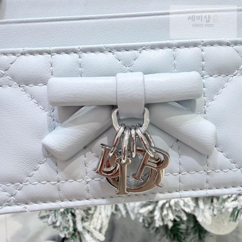 D I O R 디올 레이디 프리지아 카드 홀더 아이스 블루 Bag 18번 이미지