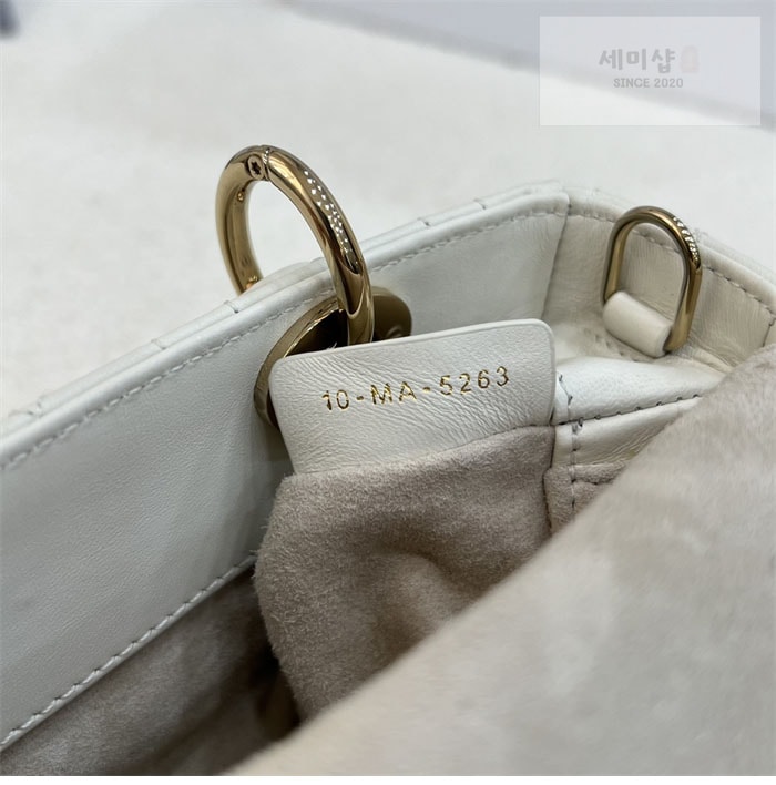 D I O R 디올 레이디 D-조이 마이크로 백 라떼 까나쥬 Bag 7번 이미지