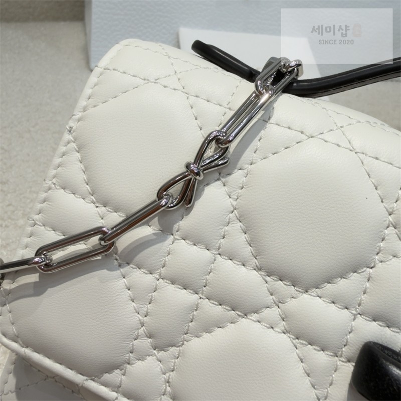 D I O R 디올 마이 미니 백 라떼 & 블랙 까나쥬 램스킨 라떼 Bag 12번 이미지