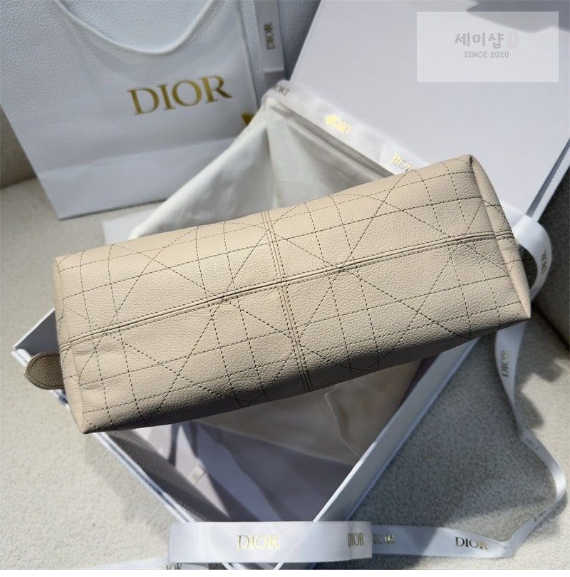 D I O R 디올 보야주 미디엄 백 파우더 베이지 매크로 까나쥬 Bag 4번 이미지