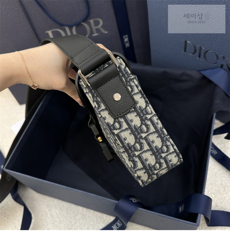 D I O R 디올 새들 스몰 플랩 스트랩백 블루 Bag 12번 이미지