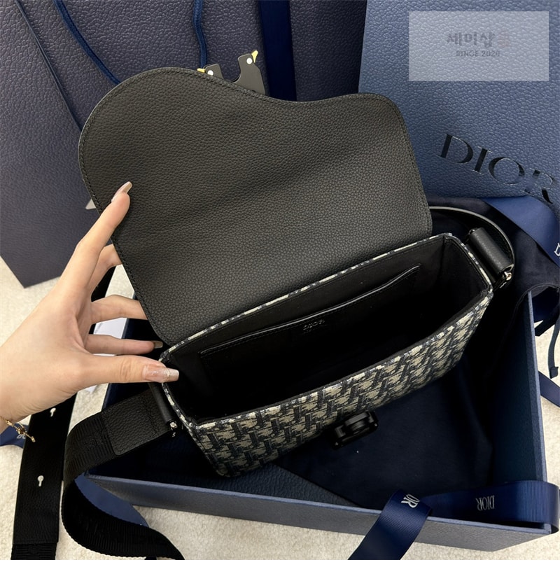 D I O R 디올 새들 스몰 플랩 스트랩백 블루 Bag 6번 이미지