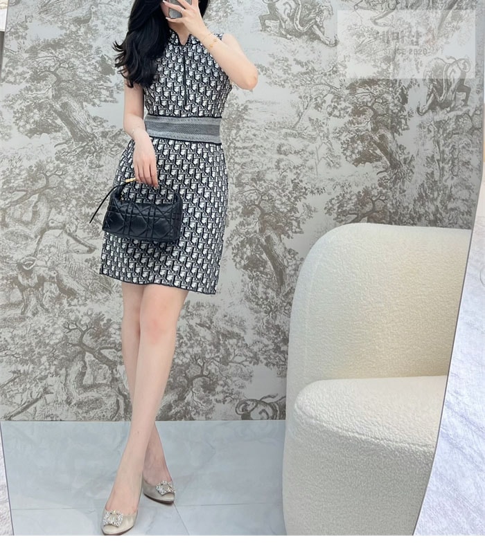 D I O R 디올 트래블 노마드 Nomad 미디엄 파우치 매크로까나쥬 라떼 Bag 15번 이미지