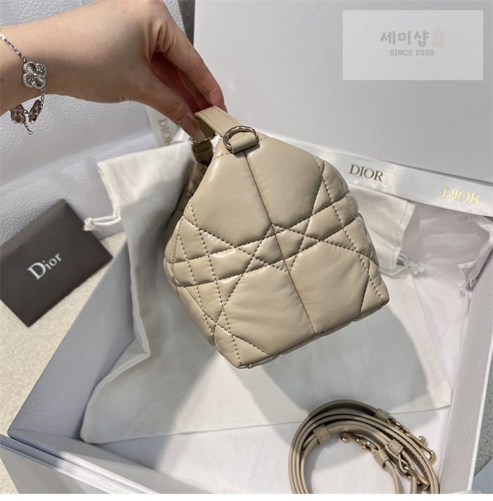 D I O R 디올 트래블 노마드 Nomad 미디엄 파우치 매크로까나쥬 라떼 Bag 6번 이미지