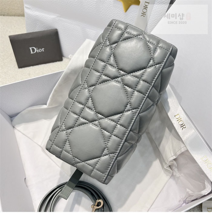 D I O R 디올 트래블 노마드 Nomad 미디엄 파우치 매크로까나쥬 라떼 Bag 11번 이미지