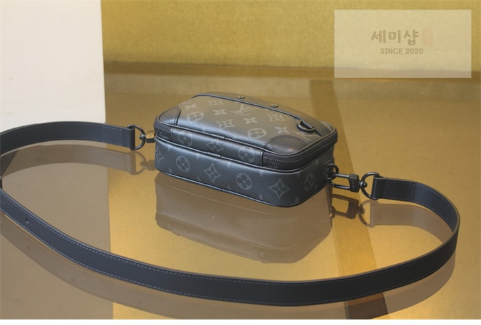 Louis Vuitton 루이비통 나노 알파 크로스백 이클립스 모노그램 M82542 이클립스 모노그램 Bag 2번 이미지