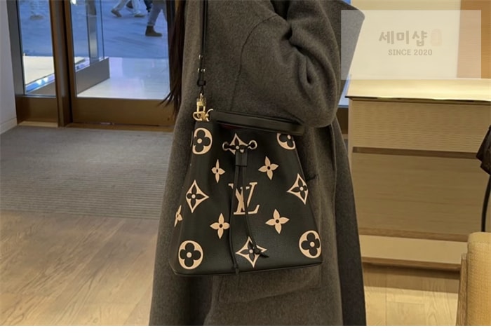 Louis Vuitton 루이비통 네오노에 MM 앙프렝뜨 모노그램 M45497 블랙 바이컬러 Bag 4번 이미지