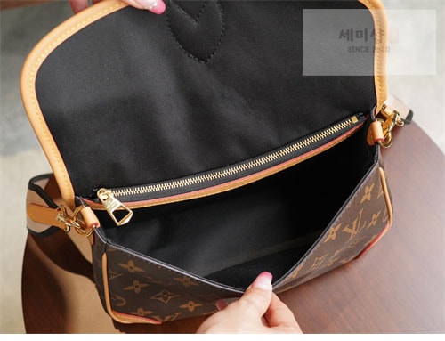 Louis Vuitton 루이비통 다이앤 PM M45985 모노그램 Bag 17번 이미지